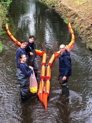 Aufbau der Fangsperre im Rotbach